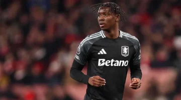 عواطف جياشة.. والدة لاعب أستون فيلا تشهد أول ظهور ابنها في البريميرليغ